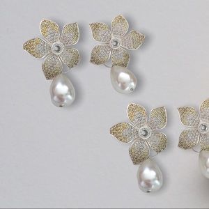 Green and white zircon  flower earrings with pearl